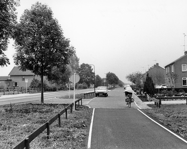 847582 Gezicht over de ventweg annex fietspad langs de T28 (de tertiaire provinciale weg Noorden-Spengen) te Woerdense ...